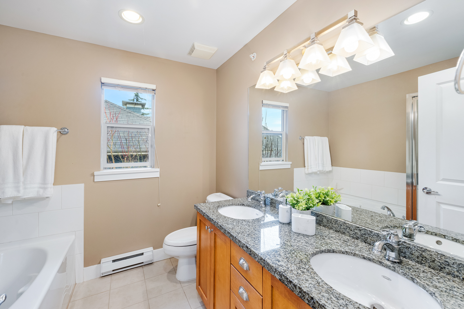 221 East Queens Road, North Vancouver 29