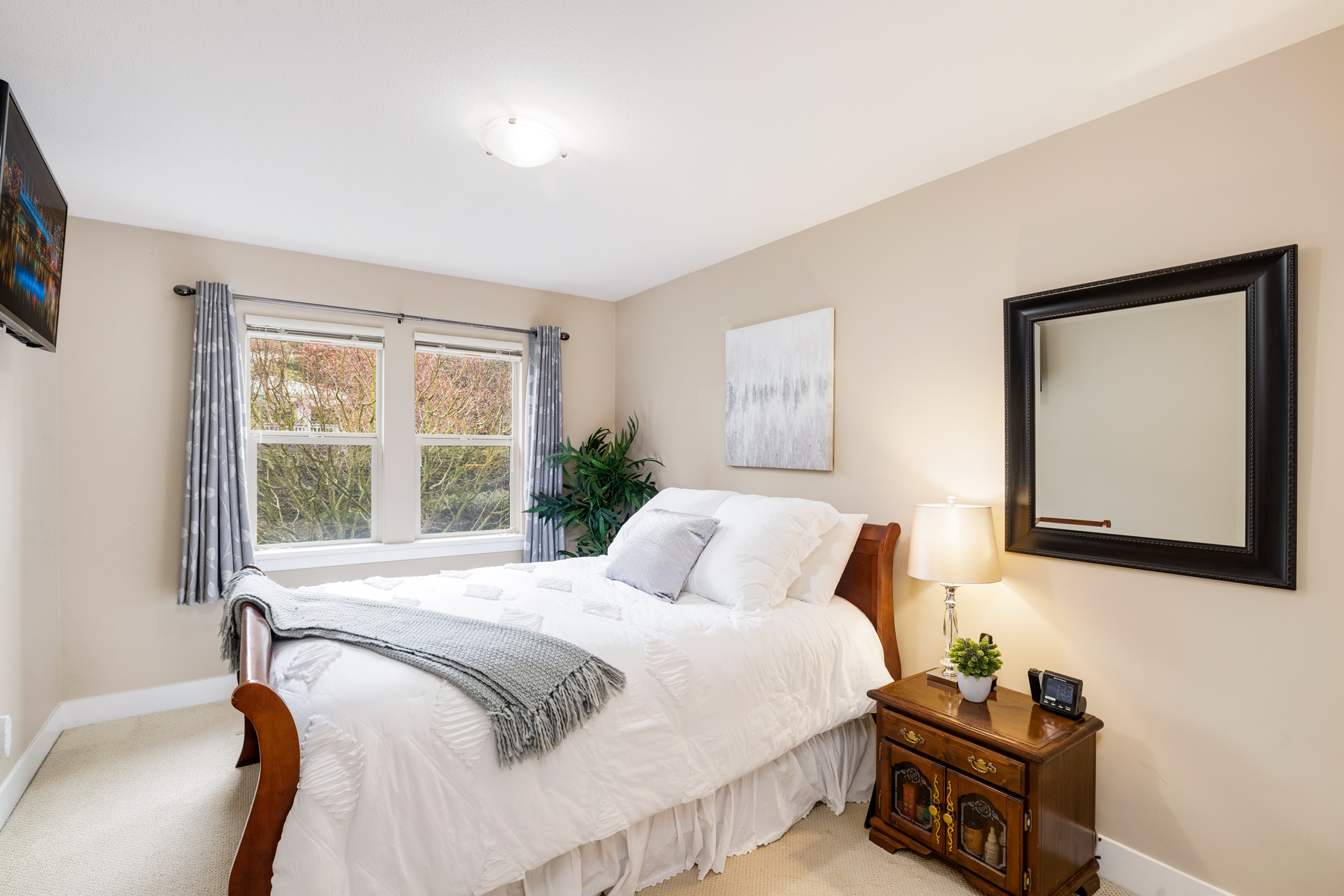 221 East Queens Road, North Vancouver 32