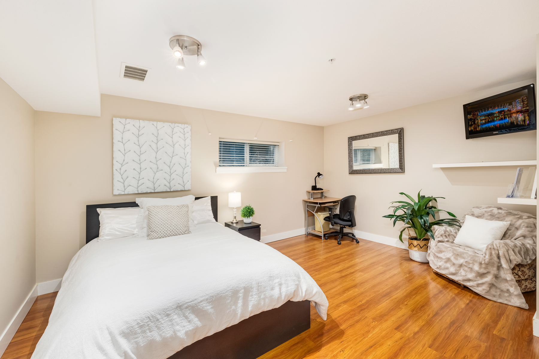221 East Queens Road, North Vancouver 33