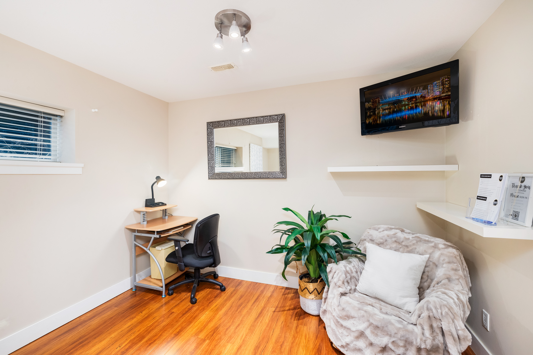 221 East Queens Road, North Vancouver 34