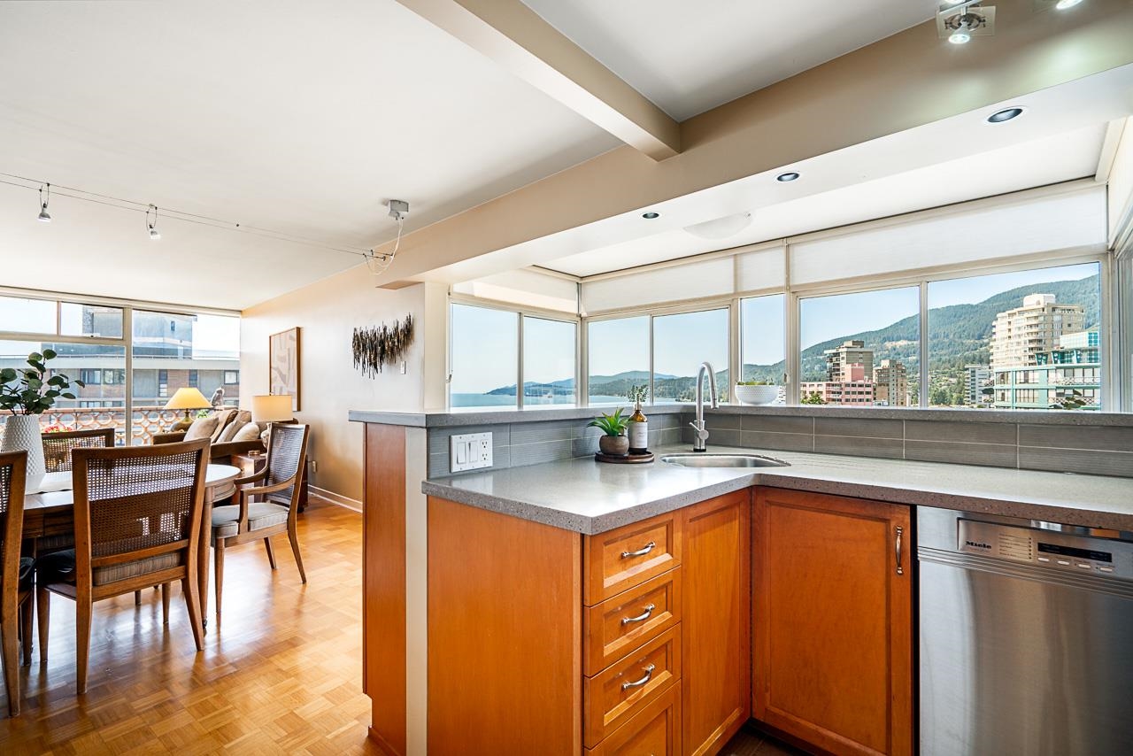 1005 2135 ARGYLE AVENUE 10