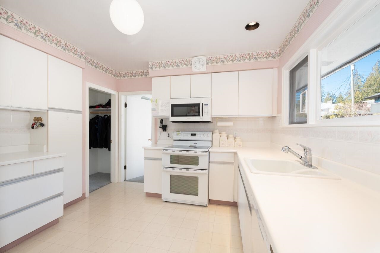996 BEAUMONT DRIVE 14