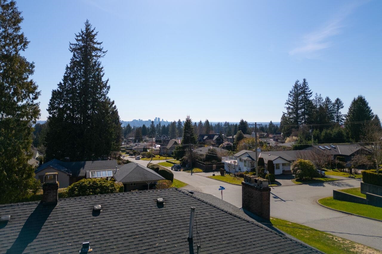 996 BEAUMONT DRIVE 3
