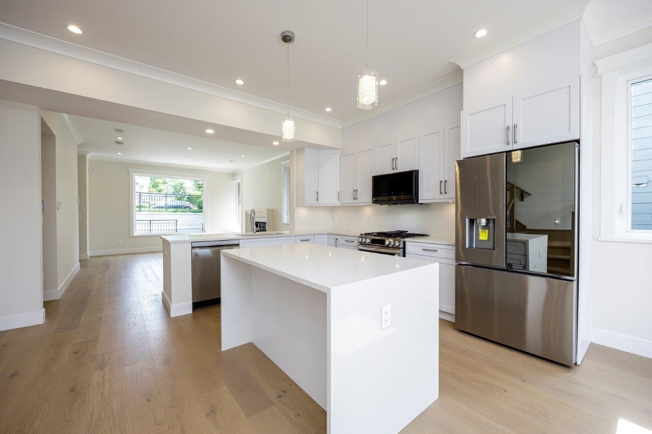 335 E 6TH STREET 16
