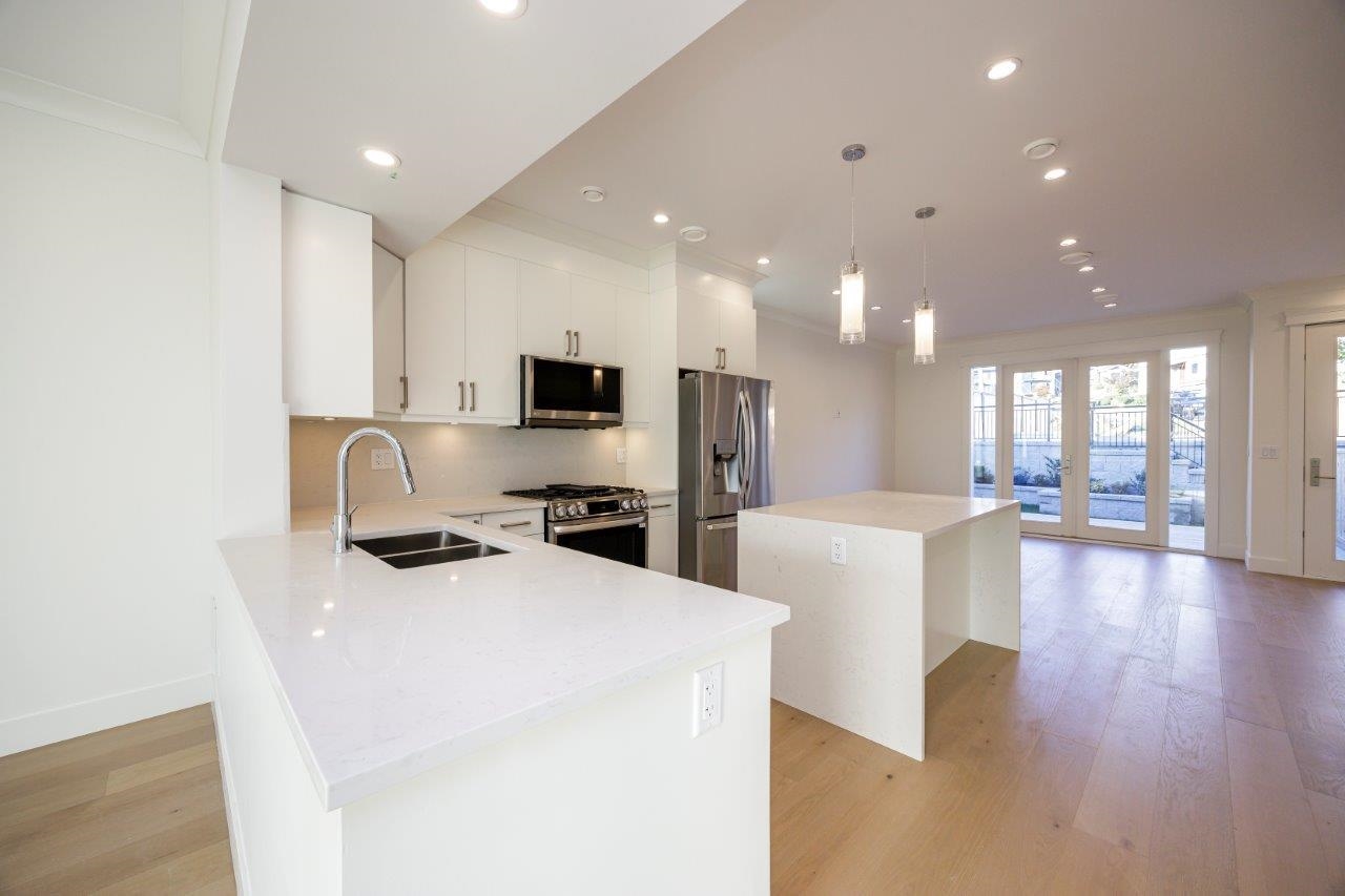 352 E 6th Street, North Vancouver 11