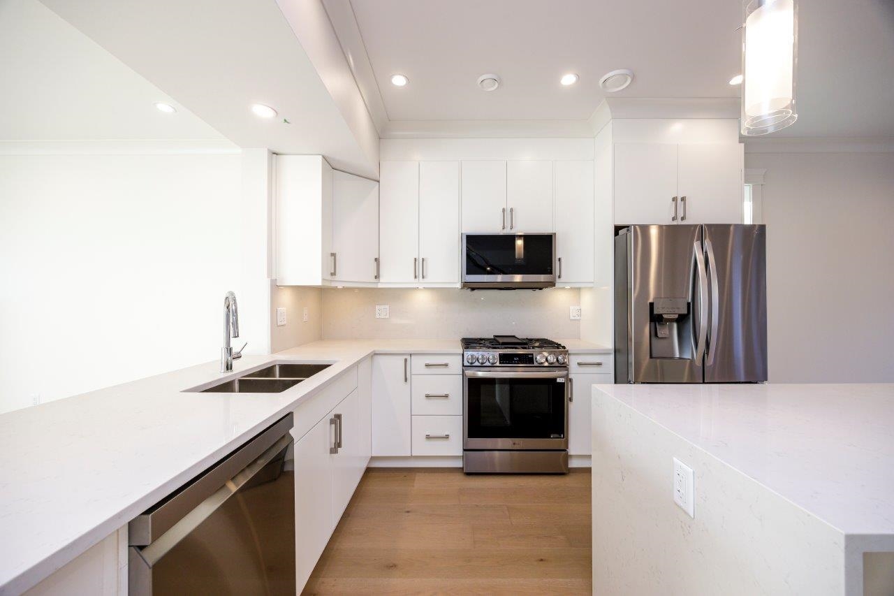 352 E 6th Street, North Vancouver 13