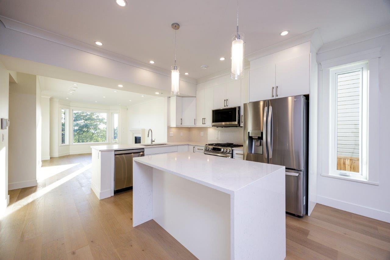 352 E 6th Street, North Vancouver 14