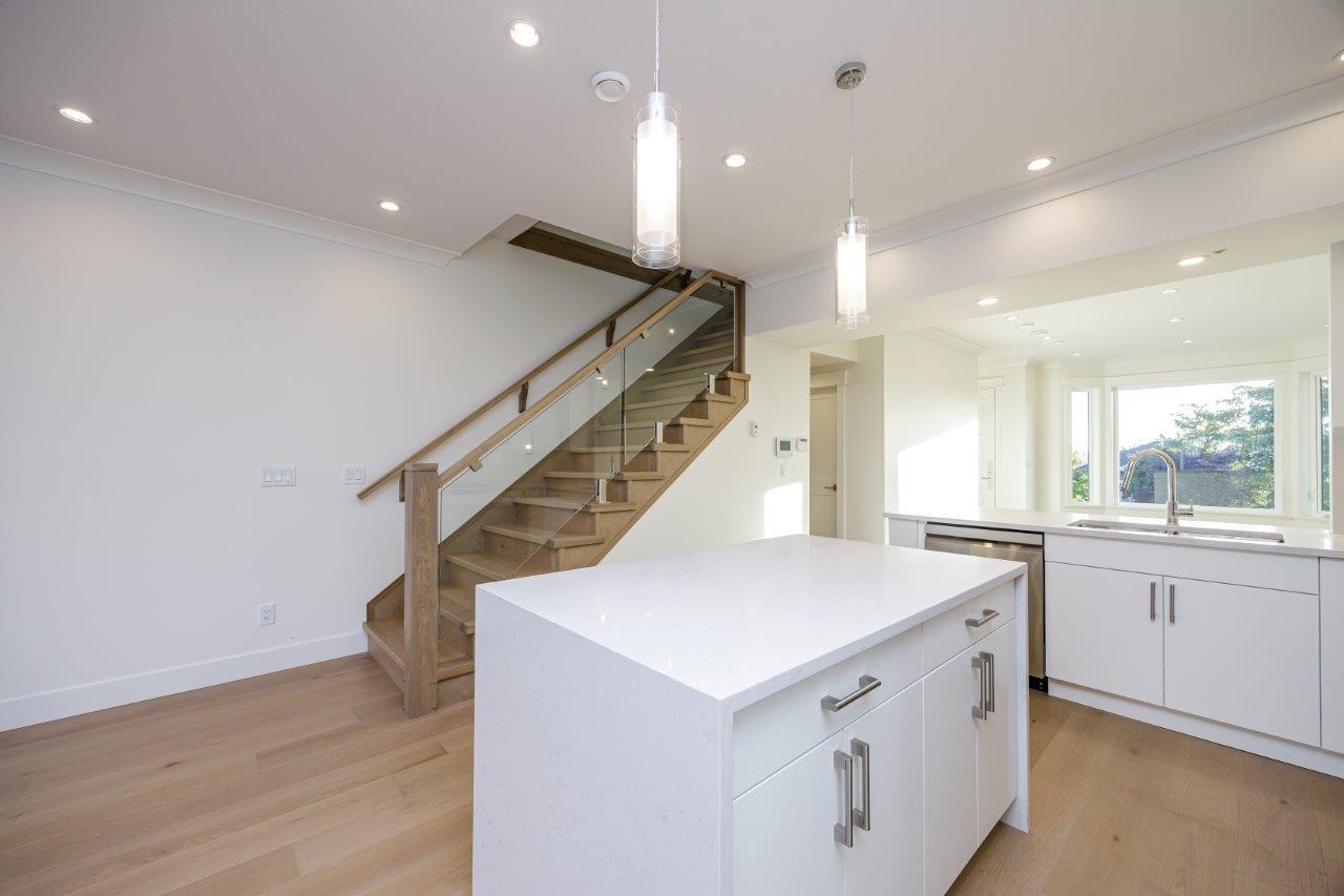 352 E 6th Street, North Vancouver 15