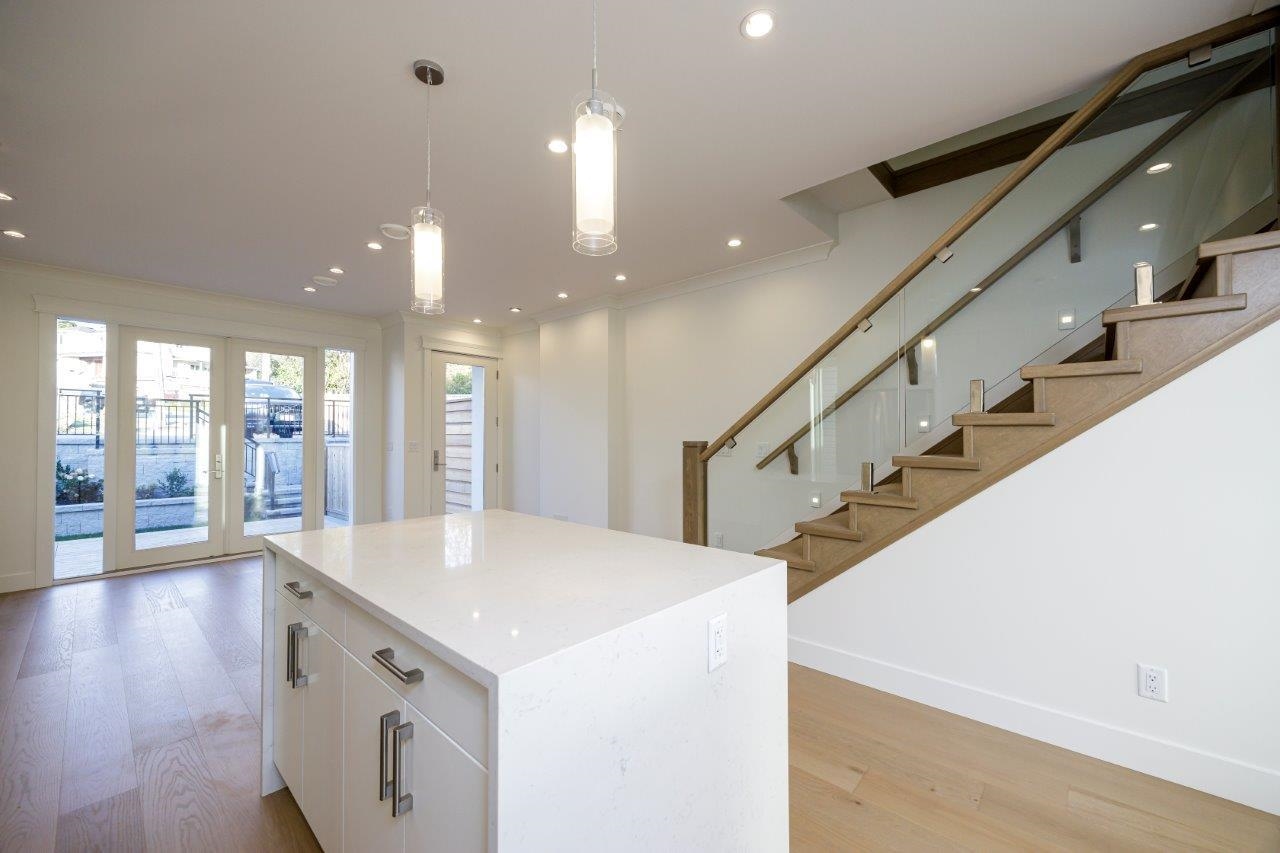 352 E 6th Street, North Vancouver 16