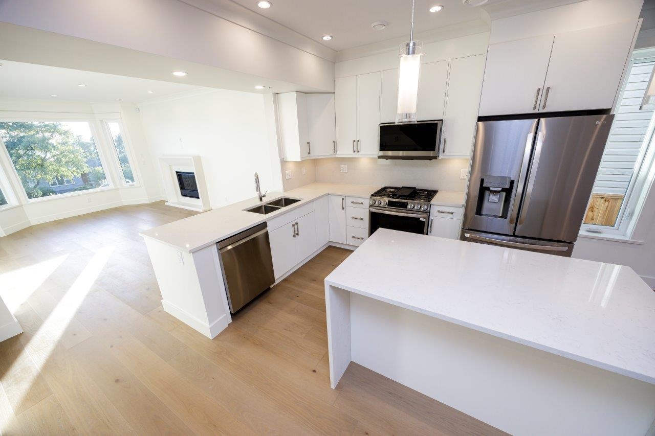 352 E 6th Street, North Vancouver 17