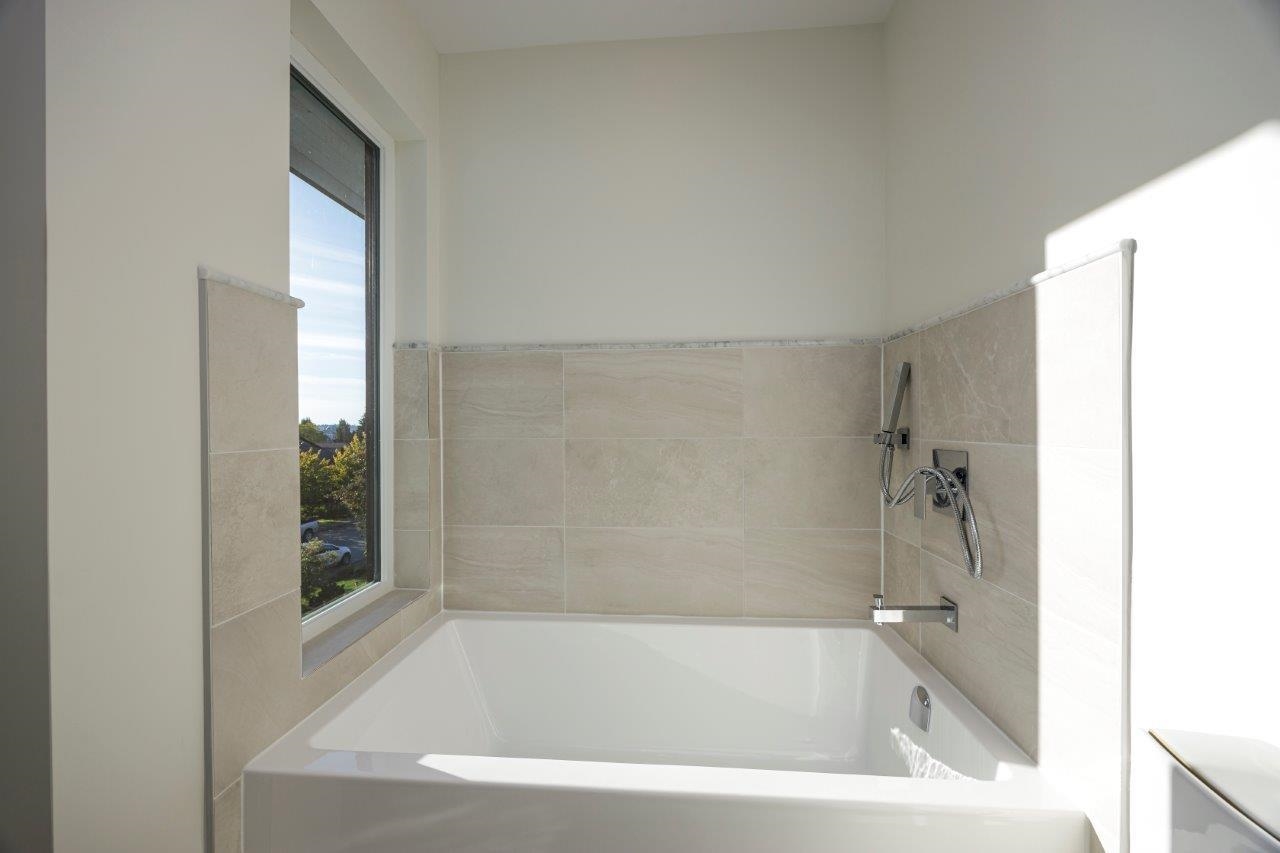 352 E 6th Street, North Vancouver 25