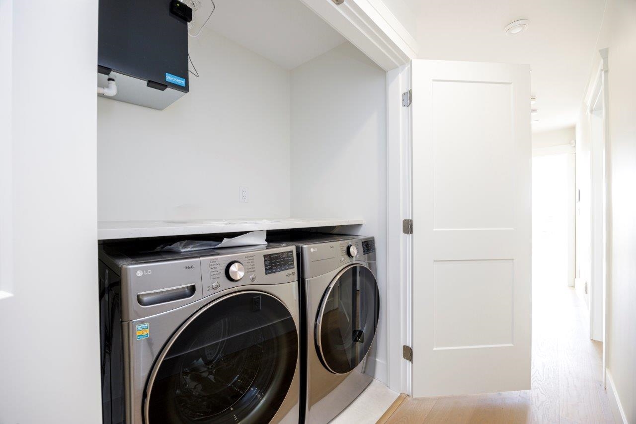 352 E 6th Street, North Vancouver 26