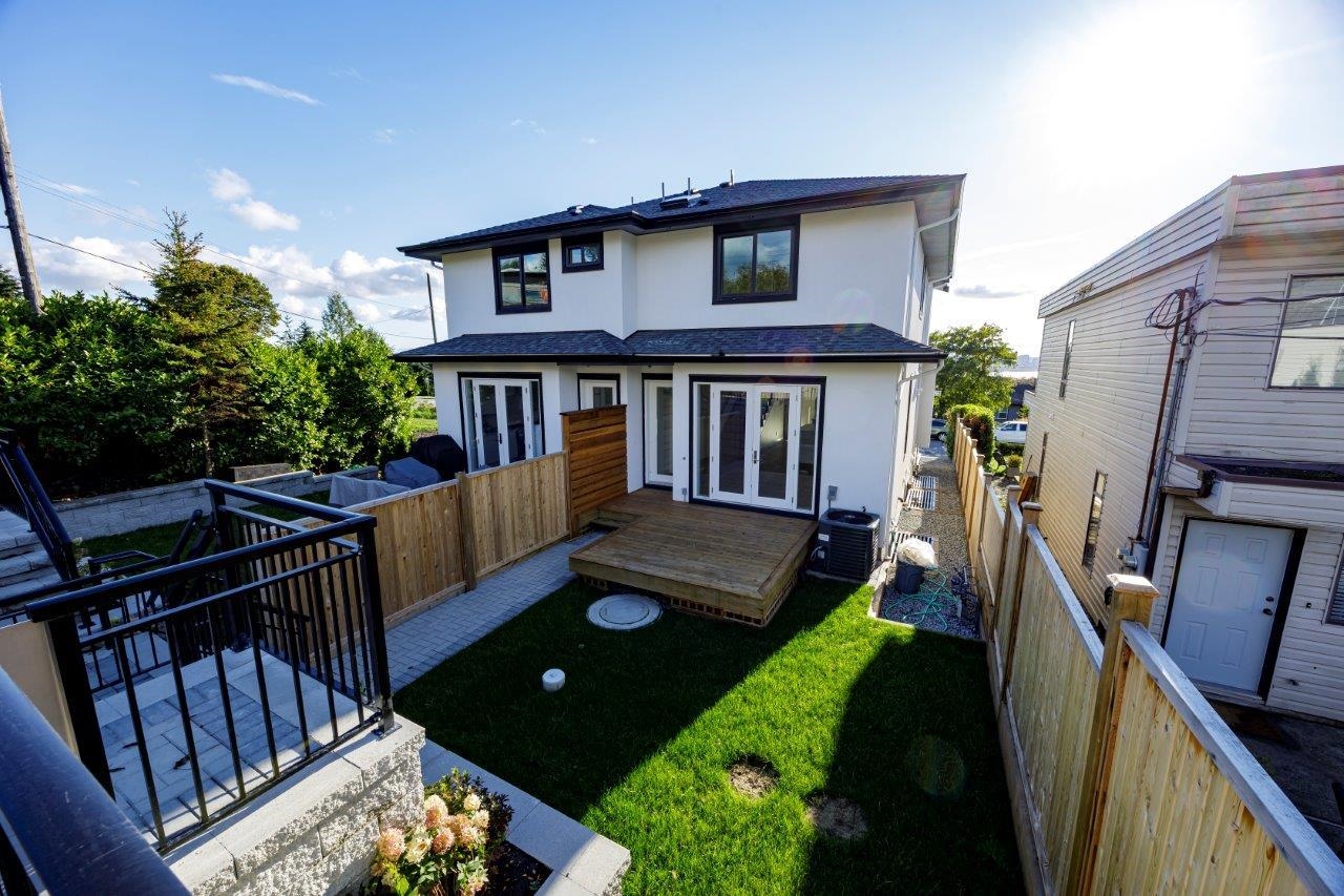 352 E 6th Street, North Vancouver 33