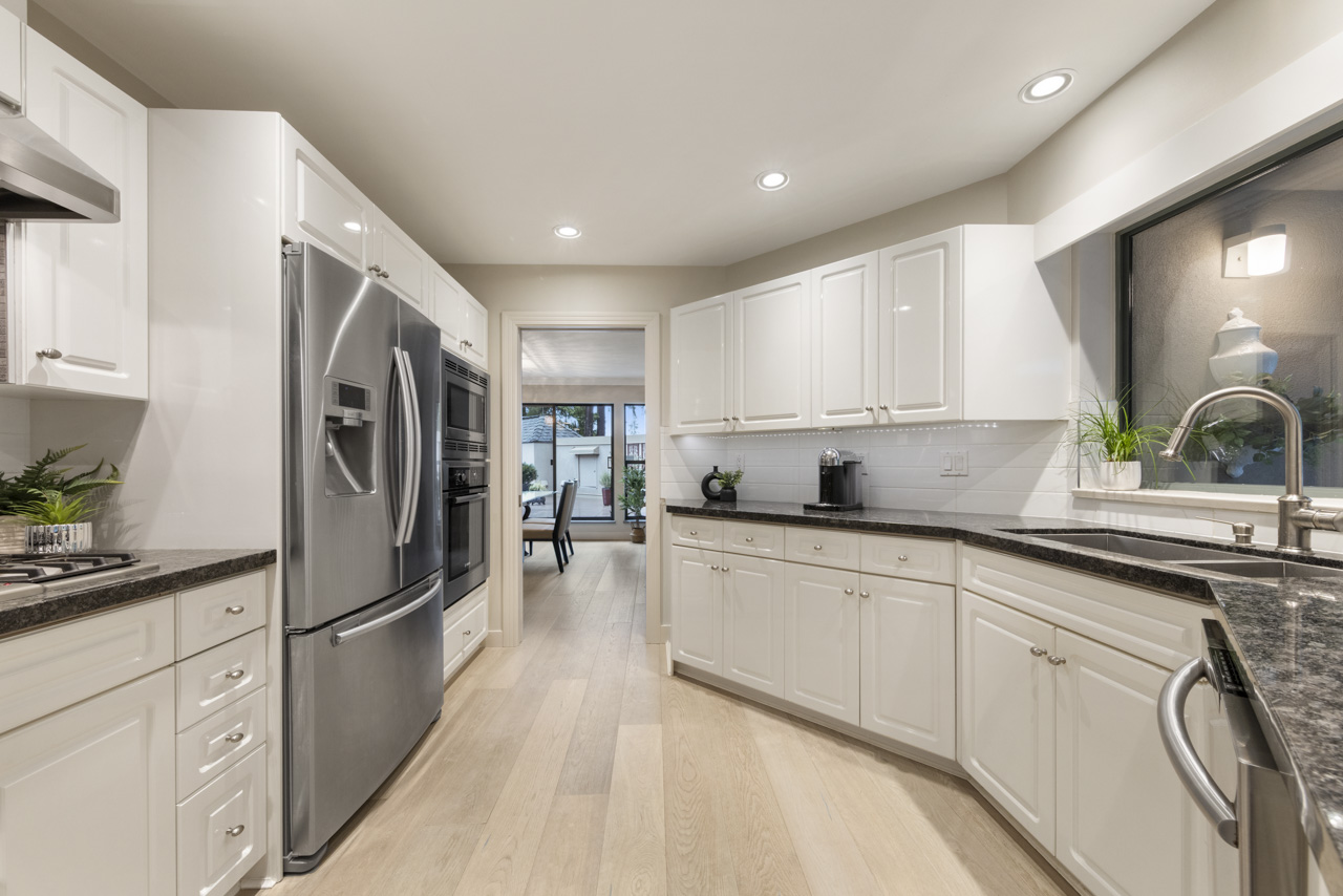 301-3288 Capilano Crescent 20