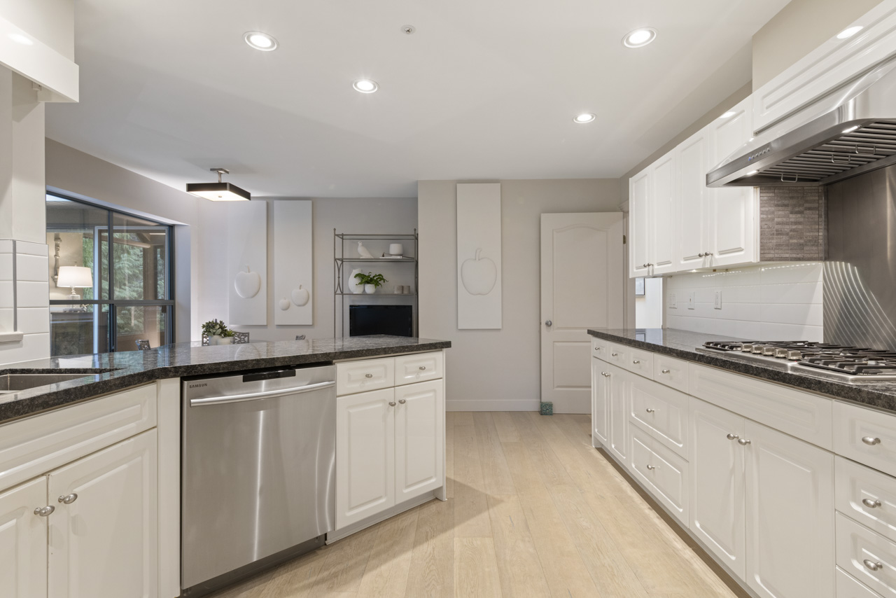 301-3288 Capilano Crescent 18